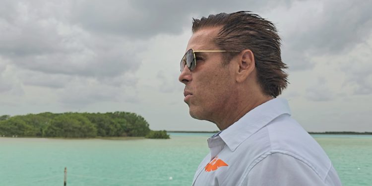 Visita Roberto Palazuelos la Laguna de Bacalar