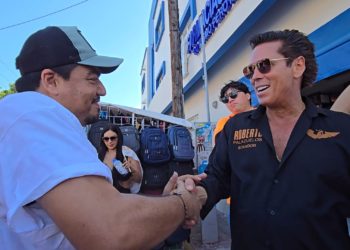 «Roberto Palazuelos pinta de naranja Playa del Carmen”