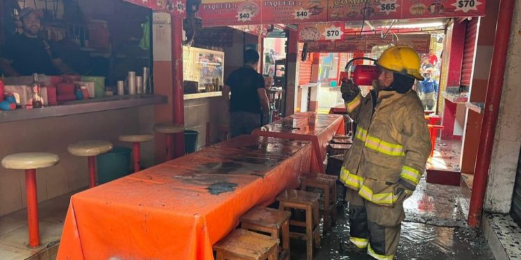 Explosión de tubería de gas causa incendio en mercado de La Sierra en Villahermosa