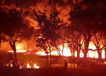Rescatan a pareja de adultos mayores durante incendio en Huimanguillo