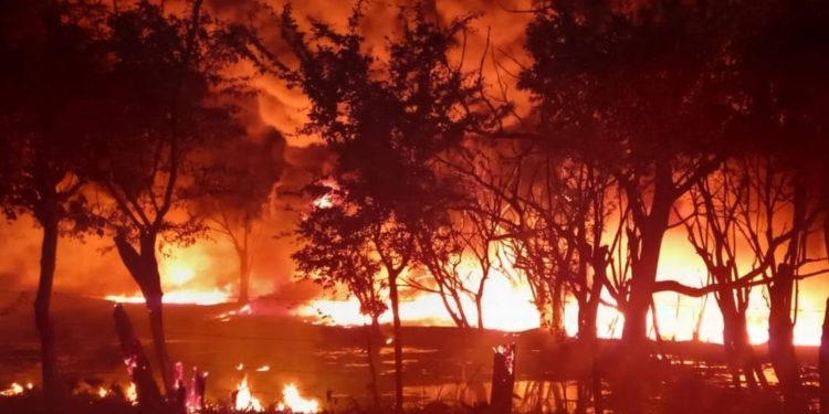 Rescatan a pareja de adultos mayores durante incendio en Huimanguillo