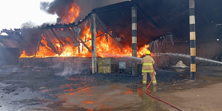 Explosión en planta de reciclaje de Cunduacán deja tres lesionados y cuantiosos daños materiales