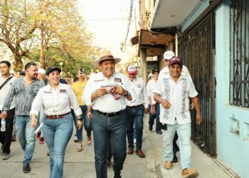Javier May promete becas universales para estudiantes en Tabasco