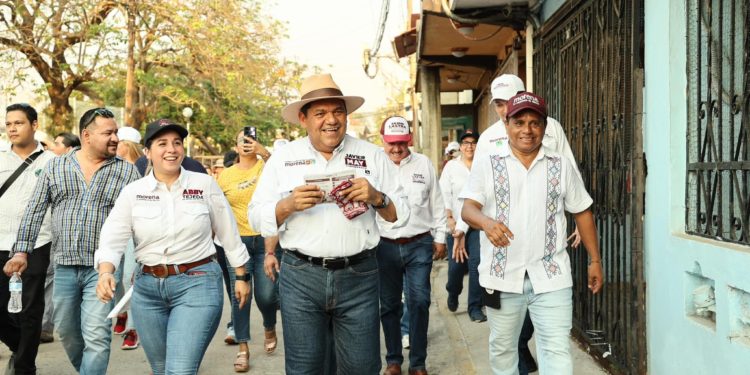 Javier May promete becas universales para estudiantes en Tabasco