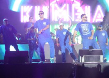 ¡Éxito total! Kumbia Kings hizo vibrar el Teatro del Pueblo