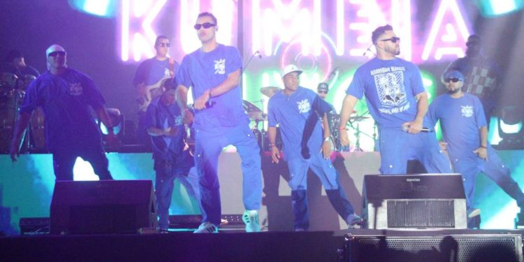 ¡Éxito total! Kumbia Kings hizo vibrar el Teatro del Pueblo