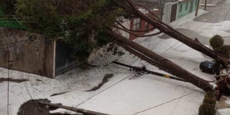 Granizo azota el estado de Puebla dejando calles tapizadas de color blanco
