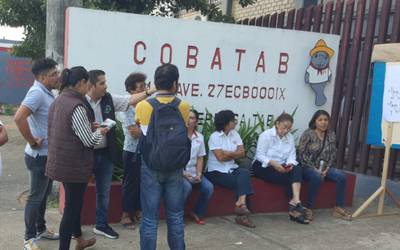 Paro de brazos caídos en COBATAB por falta de pagos