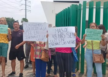 Residentes de Ocuiltzapotlán protestan en oficinas de CFE por falta de energía eléctrica
