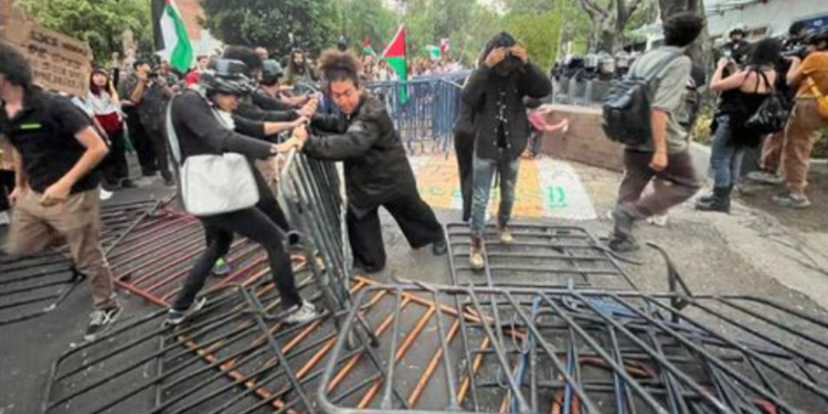 Exigen protestantes en la Embajada de Israel que pare el genocidio en Palestina