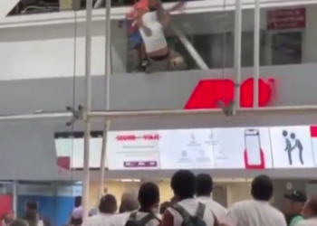 Hombre se lanza desde una altura de tres metros en la terminal de ADO, Cancún