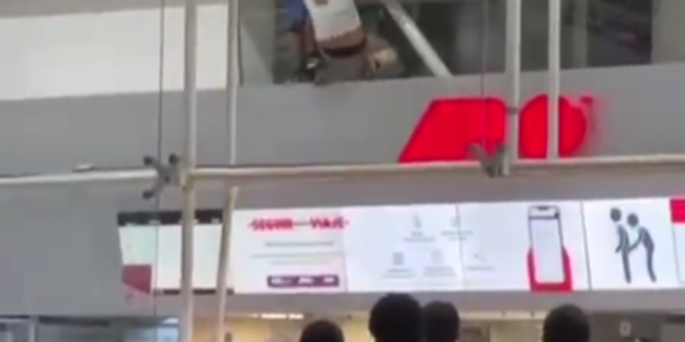 Hombre se lanza desde una altura de tres metros en la terminal de ADO, Cancún