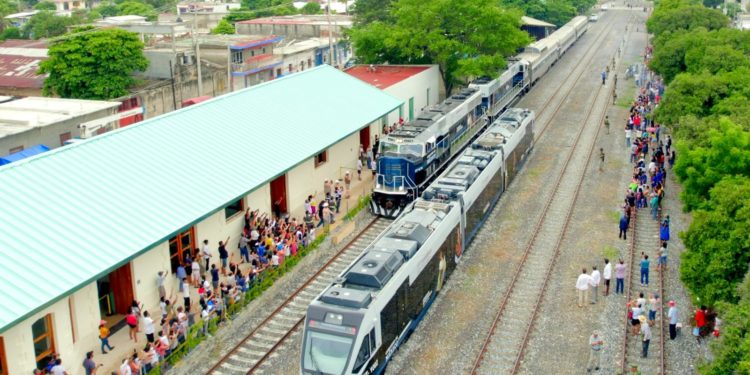 Gobernador propone donación de predios para Línea Férrea Dos Bocas-Roberto Ayala