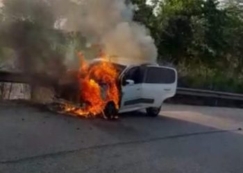 Se calcina vehículo en el Cedro, Nacajuca; conductor sale ileso