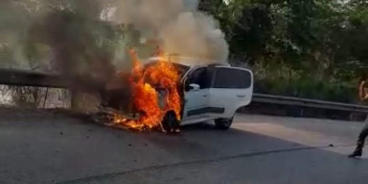 Se calcina vehículo en el Cedro, Nacajuca; conductor sale ileso