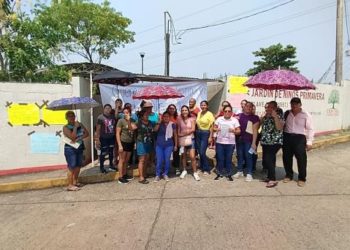 Madres de familia cierran Kínder Primavera exigiendo destitución de la directora