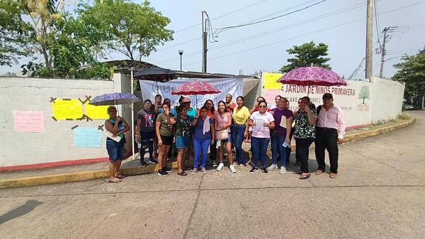 Madres de familia cierran Kínder Primavera exigiendo destitución de la directora