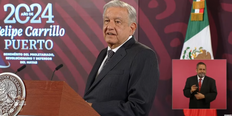 AMLO anuncia incremento del 10% en salario para maestros de Educación Básica