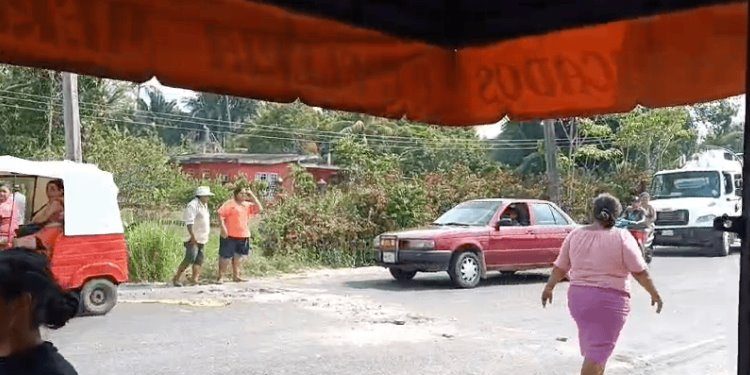 CFE reactiva suministro de energía eléctrica en Santa Cruz, Centla tras bloqueo