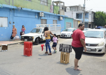 Bloquean calles del Águila por fallas en el suministro eléctrico