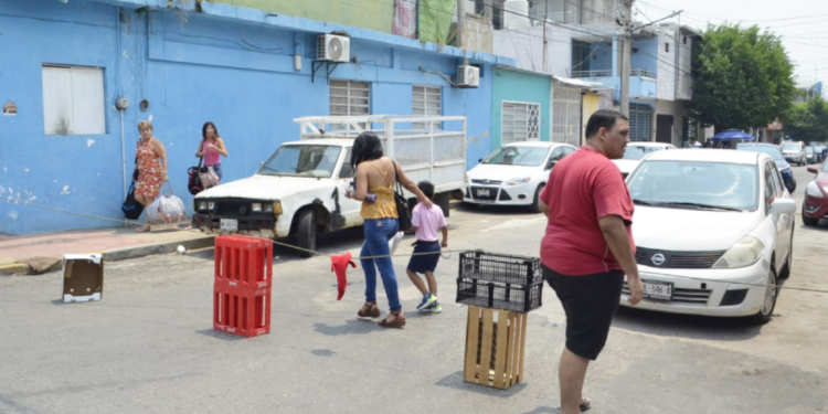Bloquean calles del Águila por fallas en el suministro eléctrico