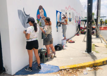 Madres buscadoras realizan mural en memoria de personas desaparecidas en Cancún