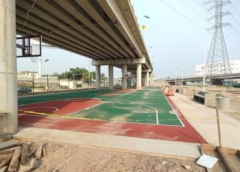 Construyen canchas de basquetbol debajo de puentes del distribuidor vial de Guayabal