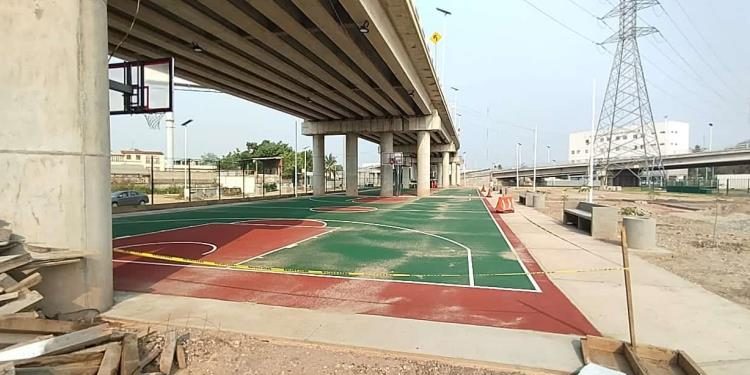Construyen canchas de basquetbol debajo de puentes del distribuidor vial de Guayabal