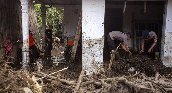 Registran al menos 67 muertos y 20 desaparecidos por inundaciones en indonesia