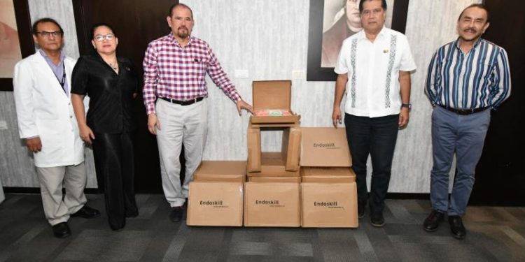 Dona la UJAT simuladores de laparoscopía al Hospital Juan Graham