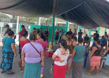 Padres de familia retienen a maestros en Telesecundaria de Tamulté de las Sabanas
