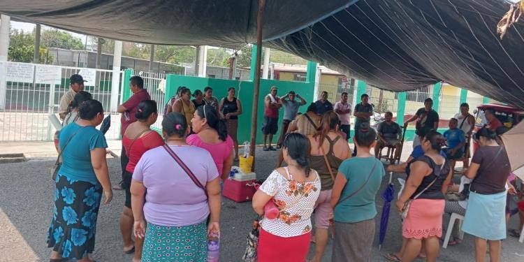 Padres de familia retienen a maestros en Telesecundaria de Tamulté de las Sabanas