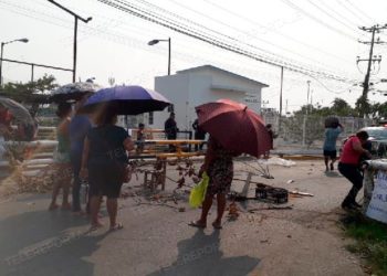 Bloquean calle en Miguel Hidalgo por falta de luz en Primaria