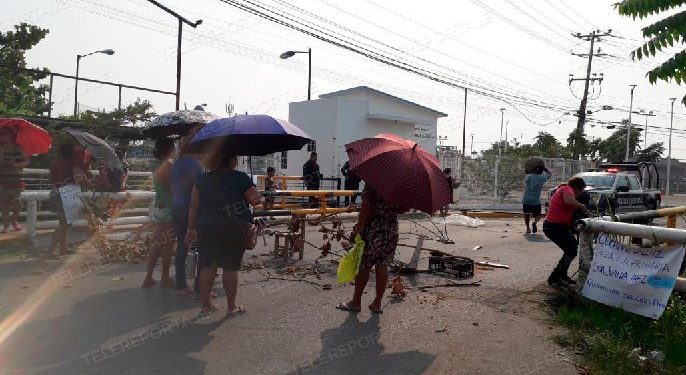 Bloquean calle en Miguel Hidalgo por falta de luz en Primaria