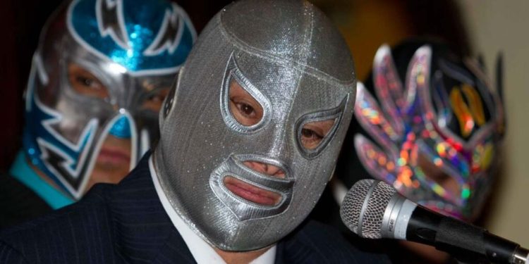 El hijo del Santo se retira de la lucha libre