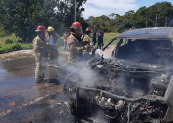 Incidente por cortocircuito provoca incendio en camioneta en Teapa