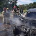 Incidente por cortocircuito provoca incendio en camioneta en Teapa