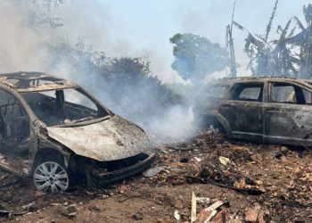 Incendio de pastizal alcanza vehículos chatarra en Atasta