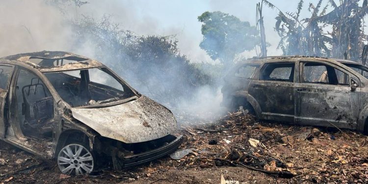 Incendio de pastizal alcanza vehículos chatarra en Atasta