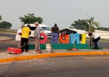 Vecinos de Indeco reparan letras distintivas e instalan reflectores solares