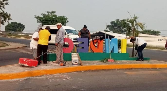 Vecinos de Indeco reparan letras distintivas e instalan reflectores solares