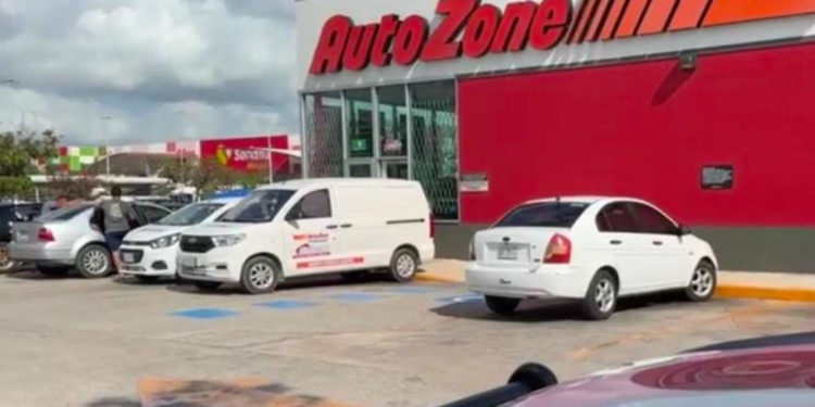 Sujetos asaltan AutoZone de Av 20 de noviembre y se llevan caja fuerte