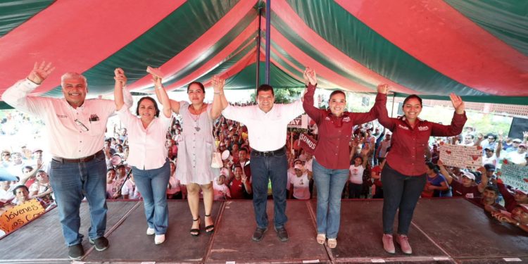 Javier May celebra su cumpleaños durante su campaña en Cunduacán