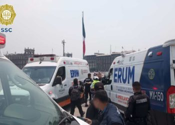 Normalistas lanzan petardos al Palacio Nacional; hay 26 policías lesionados