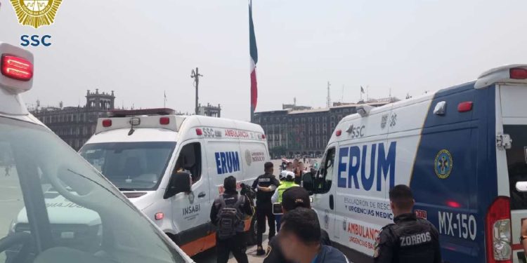 Normalistas lanzan petardos al Palacio Nacional; hay 26 policías lesionados