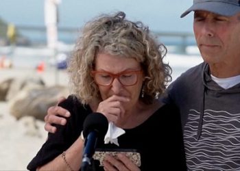 Padres de los australianos le dan el último adiós a sus hijos con motivo mensaje