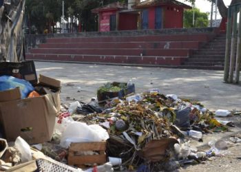 Montículos de basura invaden parque de Tamulté de las Barrancas