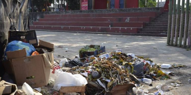 Montículos de basura invaden parque de Tamulté de las Barrancas
