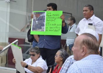 Transportistas exigen pago de subsidio a Semovi