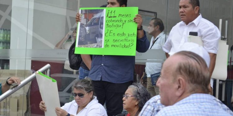 Transportistas exigen pago de subsidio a Semovi